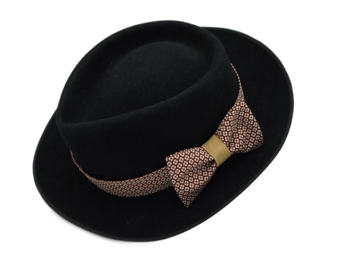 Ruban de chapeau PapHat "Smart & Simple" marron sur un homburg, sa boucle ajustable