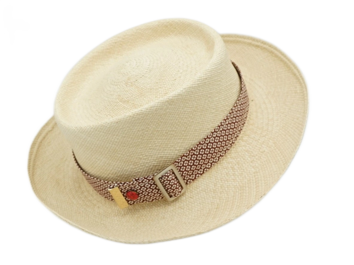 Ruban de chapeau PapHat "Smart & Simple" marron sur un panama, sa boucle ajustable