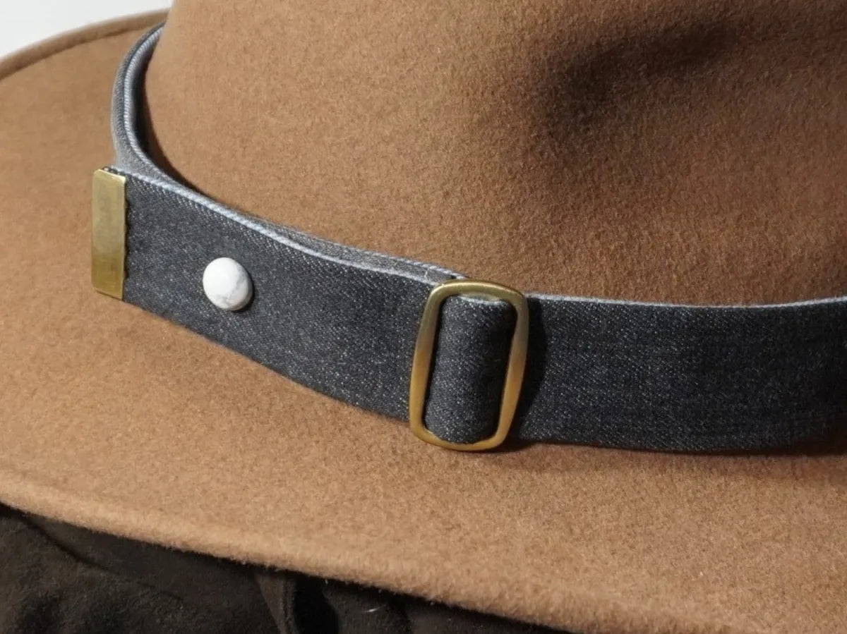 Ruban de chapeau réversible PapHat Reverso en jeans recyclé (bleu & noir), sa boucle ajustable