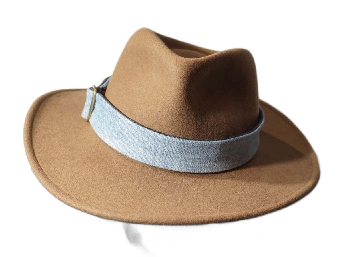 Ruban de chapeau réversible PapHat Reverso en jeans recyclé (bleu & noir) sur fédora